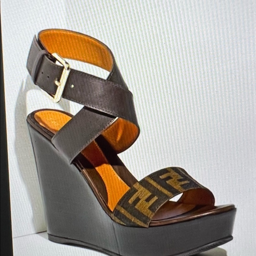 FENDI :Sandulo Zucca Jack+Cuoio Lics. COLOR: Respect Tabacco Grown